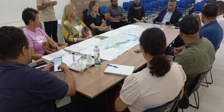 Prefeitura de Porto Velho atende moradores de Extrema para falar sobre a taxa de lixo