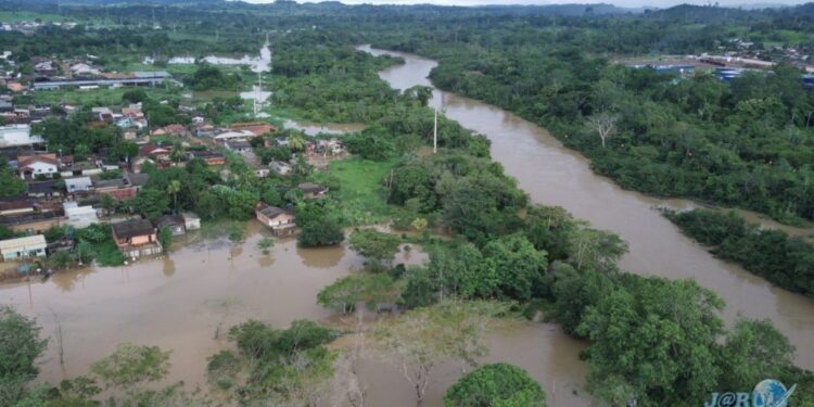 Rio Jaru entra em alerta vermelho para risco de alagamento