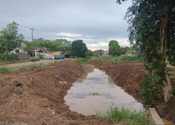 Ações da Operação Cidade Limpa seguem com a limpeza de canais em Porto Velho