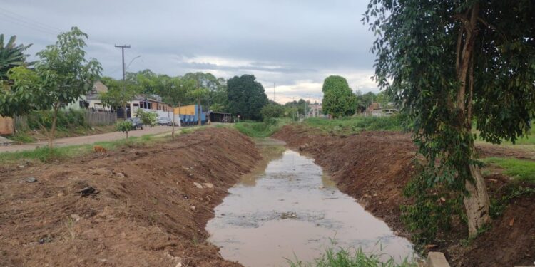 Ações da Operação Cidade Limpa seguem com a limpeza de canais em Porto Velho
