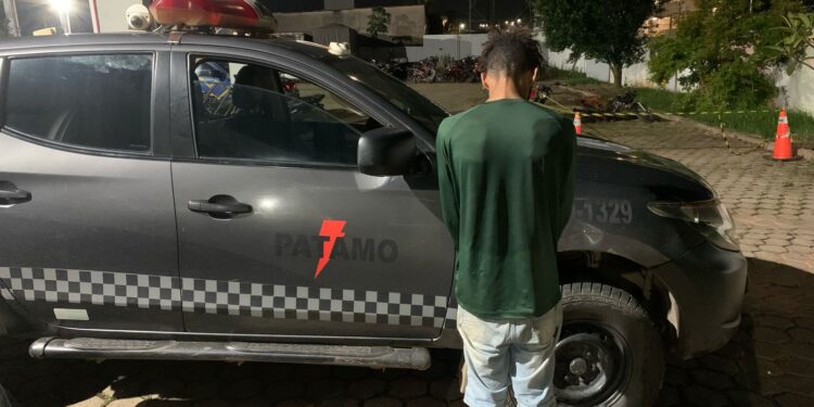 JI-PARANÁ – POLÍCIA MILITAR APREENDE DROGAS E CONDUZ SUSPEITO APÓS FUGA