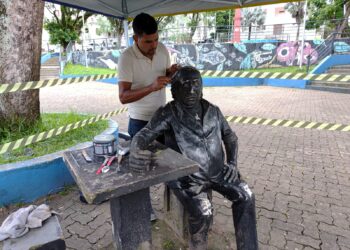 Estátua em homenagem a Manelão, fundador da Banda do Vai Quem Quer, é revitalizada