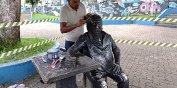 Estátua em homenagem a Manelão, fundador da Banda do Vai Quem Quer, é revitalizada