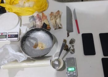 Abordagem policial resulta em descoberta de ponto de venda de drogas