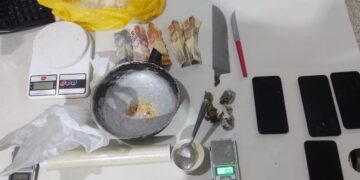 Abordagem policial resulta em descoberta de ponto de venda de drogas