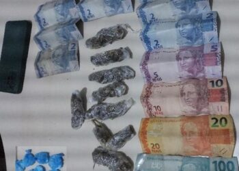 POLÍCIA MILITAR APREENDE DROGAS E CONDUZ SUSPEITOS EM CHUPINGUAIA