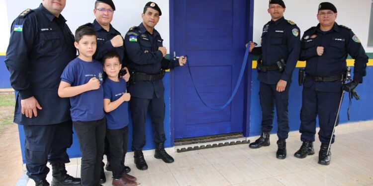 Governo do Estado valoriza policiais em Extrema entregando sala de musculação