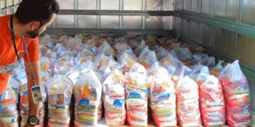 Governo de RO entrega cestas básicas e fardos de água para comunidades atingidas pela enchente em Porto Velho, Machadinho e Costa Marques