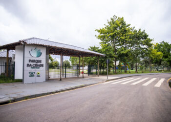 O objetivo do evento foi oferecer serviços essenciais à comunidade local, além de criar um ambiente de convivência e inclusão para os moradores. Uma das atrações mais aguardadas foi o campeonato de desenho “Pitando Sonhos”, organizado em parceria com o Departamento de Trânsito de Rondônia (DETRAN). A competição envolveu crianças do residencial e premiou os três primeiros colocados com bicicletas novas, além de outros participantes, que receberam camisetas e garrafinhas de água, doadas pela Polícia Militar.  Entre os serviços oferecidos, destacaram-se o corte de cabelos, atendimentos médicos e odontológicos, além de negociações com a Energisa e a CAERD (Companhia de Águas e Esgotos de Rondônia). Também houve a disponibilização de serviços de Justiça Rápida, com a participação do Tribunal Regional Eleitoral (TRE), e emissão de carteiras de identidade.  O evento não se destacou apenas pelos serviços prestados, mas também pelo incentivo à educação e ao lazer, especialmente para os jovens da comunidade. “As atividades promoveram um momento de integração entre os moradores e as instituições de apoio, reafirmando o compromisso do governo estadual com o bem-estar social e a qualidade de vida da população”, afirmou o comandante-geral da Polícia Militar, coronel Regis Braguin.  Os vencedores do campeonato “Pitando Sonhos” foram: em primeiro lugar, Taila Augusto; em segundo, Alis Júlia; e em terceiro, Denise Patrícia.