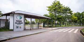 O objetivo do evento foi oferecer serviços essenciais à comunidade local, além de criar um ambiente de convivência e inclusão para os moradores. Uma das atrações mais aguardadas foi o campeonato de desenho “Pitando Sonhos”, organizado em parceria com o Departamento de Trânsito de Rondônia (DETRAN). A competição envolveu crianças do residencial e premiou os três primeiros colocados com bicicletas novas, além de outros participantes, que receberam camisetas e garrafinhas de água, doadas pela Polícia Militar.  Entre os serviços oferecidos, destacaram-se o corte de cabelos, atendimentos médicos e odontológicos, além de negociações com a Energisa e a CAERD (Companhia de Águas e Esgotos de Rondônia). Também houve a disponibilização de serviços de Justiça Rápida, com a participação do Tribunal Regional Eleitoral (TRE), e emissão de carteiras de identidade.  O evento não se destacou apenas pelos serviços prestados, mas também pelo incentivo à educação e ao lazer, especialmente para os jovens da comunidade. “As atividades promoveram um momento de integração entre os moradores e as instituições de apoio, reafirmando o compromisso do governo estadual com o bem-estar social e a qualidade de vida da população”, afirmou o comandante-geral da Polícia Militar, coronel Regis Braguin.  Os vencedores do campeonato “Pitando Sonhos” foram: em primeiro lugar, Taila Augusto; em segundo, Alis Júlia; e em terceiro, Denise Patrícia.