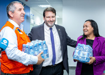 Alero entrega 12 mil litros de água para famílias do Baixo Madeira afetadas pela cheia