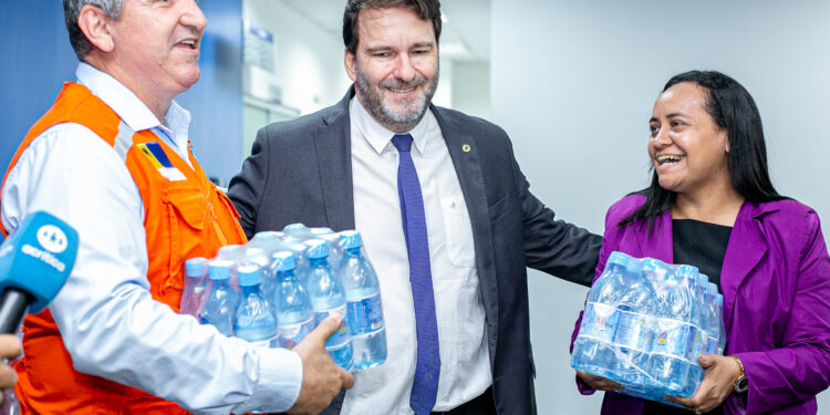 Alero entrega 12 mil litros de água para famílias do Baixo Madeira afetadas pela cheia