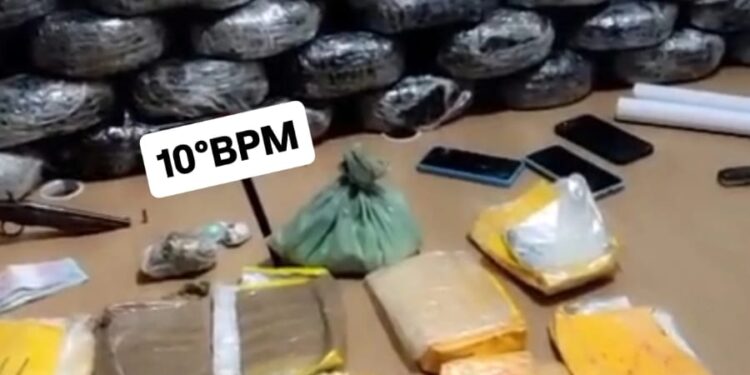 10º BPM apreende aproximadamente 38kg de drogas e uma arma de fogo.