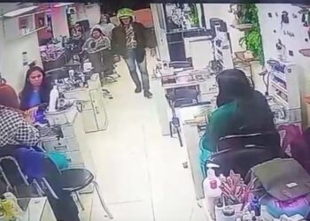 Policial invade salão de beleza e mata friamente a ex-namorada enquanto ela trabalhava; veja vídeo