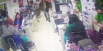 Policial invade salão de beleza e mata friamente a ex-namorada enquanto ela trabalhava; veja vídeo