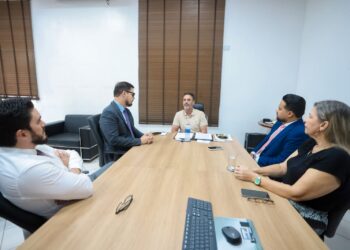 Prefeito Léo Moraes recebe doações da OAB para famílias atingidas pela cheia