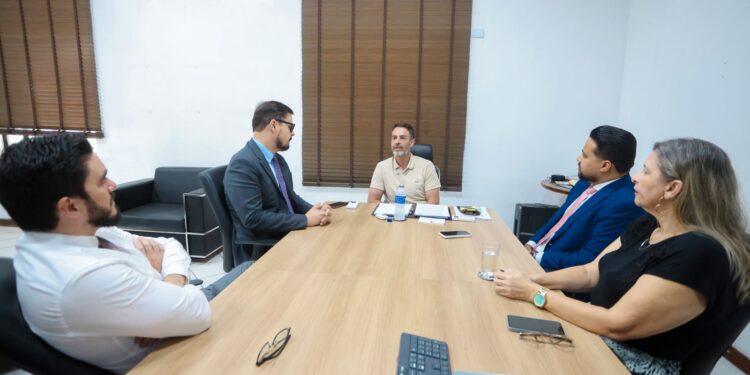 Prefeito Léo Moraes recebe doações da OAB para famílias atingidas pela cheia