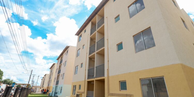 Mais de 300 famílias porto-velhenses recebem chaves da casa própria no residencial Porto Fino