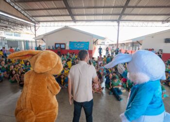 Prefeito Léo Moraes faz surpresa para alunos, sorteia bicicletas e entrega chocolates