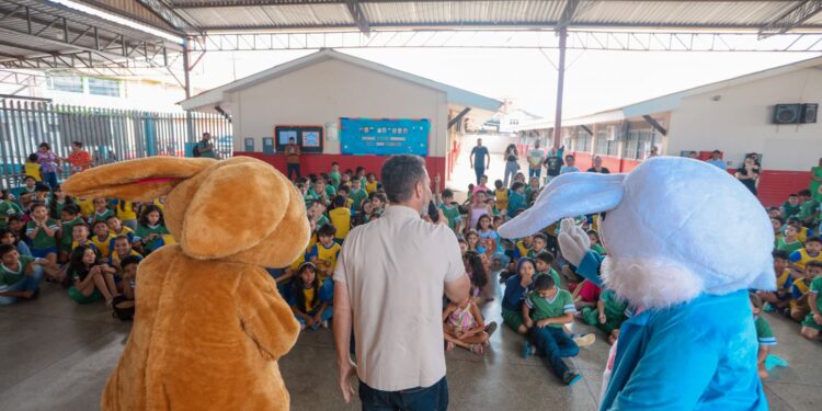 Prefeito Léo Moraes faz surpresa para alunos, sorteia bicicletas e entrega chocolates