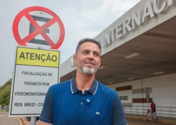 Prefeito Léo Moraes anuncia a retirada de placas que proibiam o estacionamento ao redor do aeroporto de Porto Velho