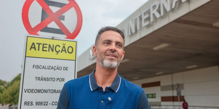 Prefeito Léo Moraes anuncia a retirada de placas que proibiam o estacionamento ao redor do aeroporto de Porto Velho