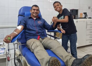 SOLIDARIEDADE: menino que depende de transfusões regulares de sangue encontra-se com doador