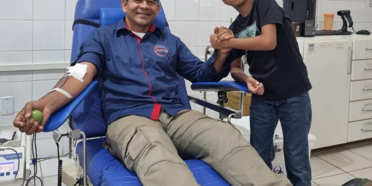 SOLIDARIEDADE: menino que depende de transfusões regulares de sangue encontra-se com doador