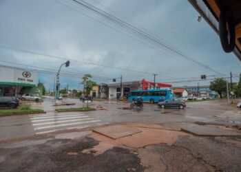 Prefeito Léo Moraes visita cruzamento da avenida Guaporé com Rio de Janeiro e destaca melhorias na drenagem
