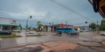 Prefeito Léo Moraes visita cruzamento da avenida Guaporé com Rio de Janeiro e destaca melhorias na drenagem