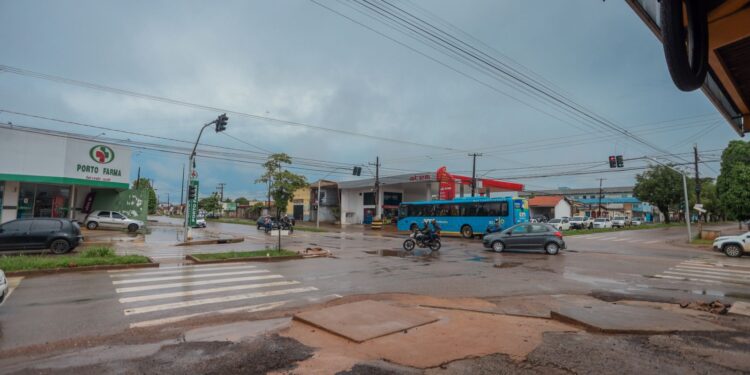 Prefeito Léo Moraes visita cruzamento da avenida Guaporé com Rio de Janeiro e destaca melhorias na drenagem