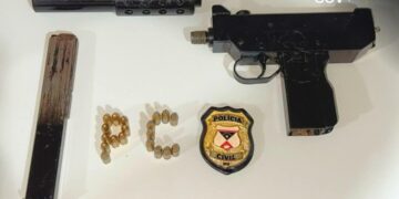 POLÍCIA CIVIL APREENDE SUBMETRALHADORA E PRENDE SUSPEITO EM CANDEIAS DO JAMARI