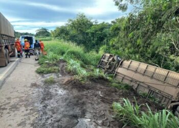 Ônibus tomba na BR-364 e deixa vários feridos