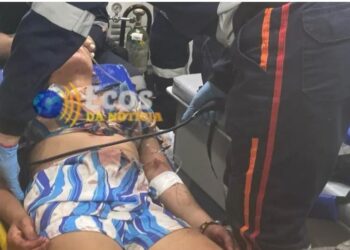 Mulher fica em estado grave ao ser esfaqueada e levar garrafada na cabeça