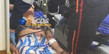Mulher fica em estado grave ao ser esfaqueada e levar garrafada na cabeça
