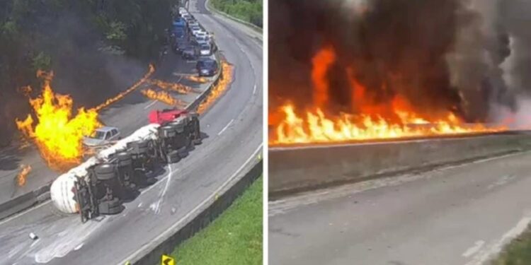 Carreta tomba, pega fogo e destrói vários veículos – VEJA O VÍDEO