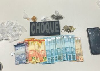  Homem tentou agredir com socos a equipe da PM sendo que acabou preso com droga