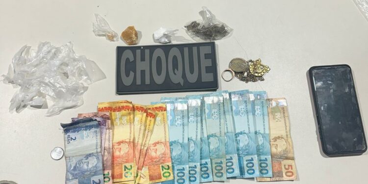 Homem tentou agredir com socos a equipe da PM sendo que acabou preso com droga