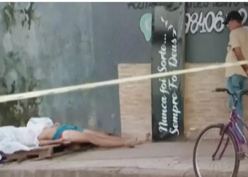 Imagem de pai vendo filho assassinado a facadas viraliza nas redes sociais
