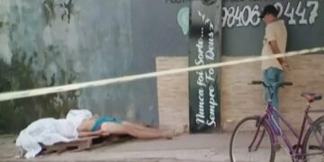 Imagem de pai vendo filho assassinado a facadas viraliza nas redes sociais