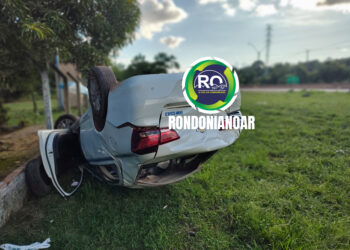 Mulher é socorrida às pressas após táxi capotar na BR-364 – VEJA O VÍDEO