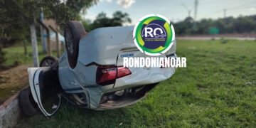 Mulher é socorrida às pressas após táxi capotar na BR-364 – VEJA O VÍDEO