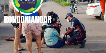 Casal fica ferido após atropelamento em cruzamento movimentado de Porto Velho