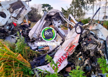 BR-364: Quatro morrem em acidente entre ambulância de Vilhena e carreta carregada com soja