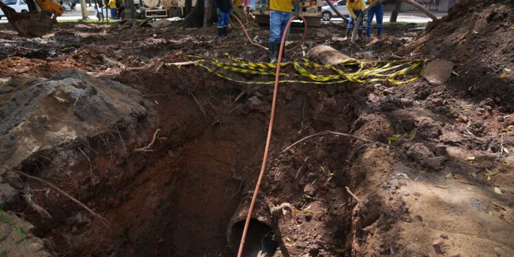 Prefeitura realiza intervenção em trecho da avenida Jorge Teixeira para eliminar alagamentos
