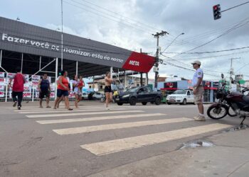 Semtran realiza ação educativa para ensinar pedestres a utilizar tecnologia que permite atravessar a rua com segurança