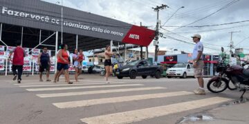 Semtran realiza ação educativa para ensinar pedestres a utilizar tecnologia que permite atravessar a rua com segurança