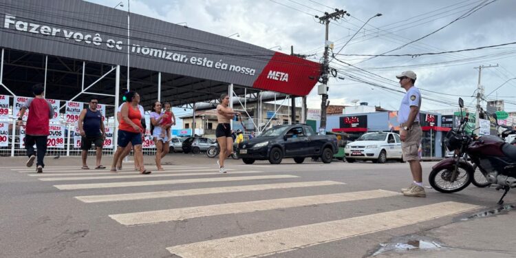 Semtran realiza ação educativa para ensinar pedestres a utilizar tecnologia que permite atravessar a rua com segurança