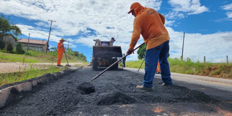 Manutenção da RO-383, sentido Alta Floresta d’Oeste é realizada pelo governo de RO