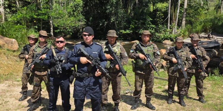 Comandante-Geral da PM visita bases de policiamento no Parque Estadual de Guajará-Mirim